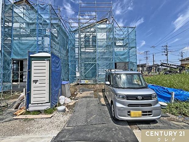 カースペースは2台の車が駐車可能です。今後は舗装を行い、ぬかるまず、靴や車内の汚れにくい足元になります。