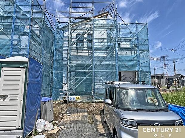 上棟が完了し防水シート張りを行っている段階です。あわせて玄関ドアも取り付けられており、住まいの輪郭が見えてきました。