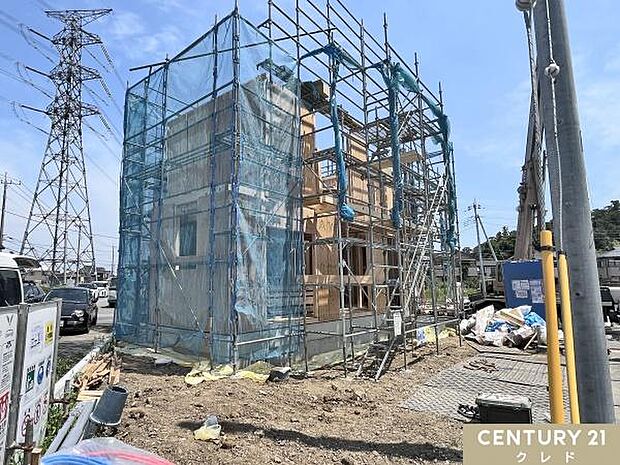 上棟され、建物の全体像が見えてきました。完成に向けて工事が順調に進んでいます。