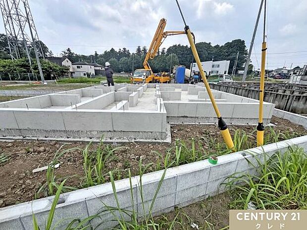 基礎工事が順調に進み、住まいを支える丈夫な基礎が形になりました。完成後は見えなくなる大切な部分も丁寧に施工し、安心して長く暮らせる住まいづくりが進んでいます。