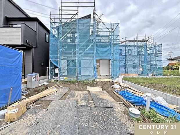 シートの中では外観工事が順調に進行中。今しか見られない構造や施工中の様子など、現地案内もぜひお気軽にご相談ください。
