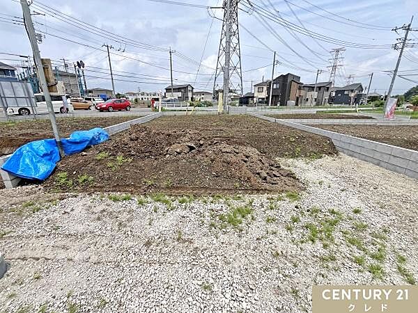 北側と南側の両面道路に面し、陽当りや風通しに恵まれた心地よい住環境です。駐車や車の出し入れもしやすく、ゆとりある暮らしが叶います。