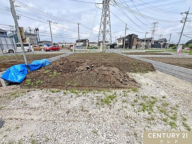 北側と南側の両面道路に面し、陽当りや風通しに恵まれた心地よい住環境です。駐車や車の出し入れもしやすく、ゆとりある暮らしが叶います。