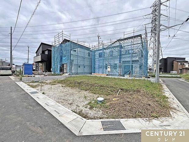 北側と南側の両面道路に面し、陽当りや風通しに恵まれた心地よい住環境です。駐車や車の出し入れもしやすく、ゆとりある暮らしが叶います。