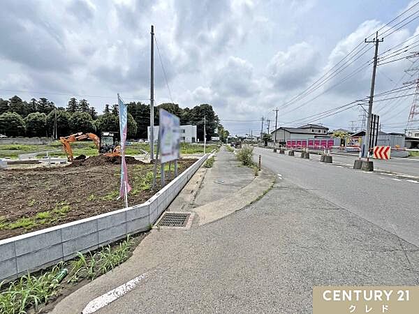 敷地40坪以上のゆとりある全11区画。商業施設が身近に揃い、毎日のお買い物にも便利な住環境。新生活を始める子育てファミリーにもおすすめの立地です。