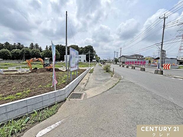 敷地40坪以上のゆとりある全11区画。商業施設が身近に揃い、毎日のお買い物にも便利な住環境。新生活を始める子育てファミリーにもおすすめの立地です。