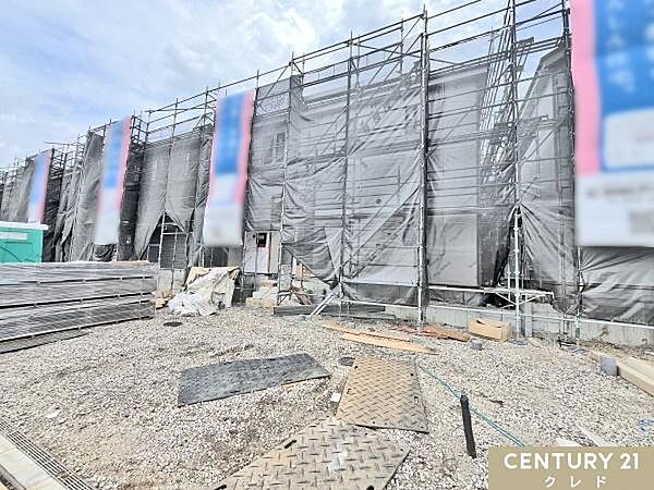 日高市中鹿山の全10棟の分譲地、ただいまシートに包まれた状態です。内部では防水シートや外壁が取り付けられています。