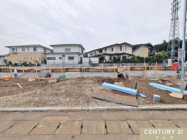 現在基礎の状態です。地盤調査を行った後に、家の面積と同じ大きさの基礎を作ることでしっかりと家を支えます。
