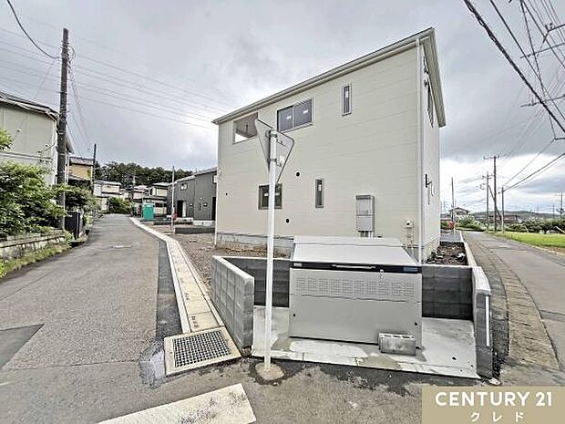 角地ならではの開放感が魅力!2方向が道路に面しているため、陽当りや風通しにも恵まれた、心地よい住環境です。
