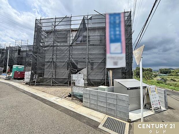 上棟が完了し防水シート張りを行っている段階です。あわせて玄関ドアも取り付けられており、住まいの輪郭が見えてきました。