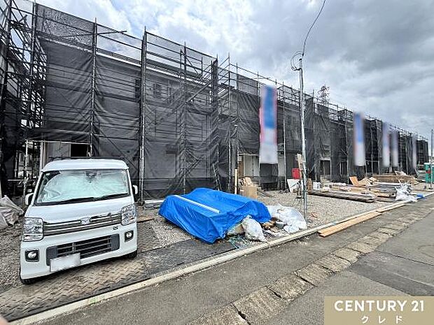 日高市中鹿山の全10棟の分譲地、ただいまシートに包まれた状態です。内部では防水シートや外壁が取り付けられています。