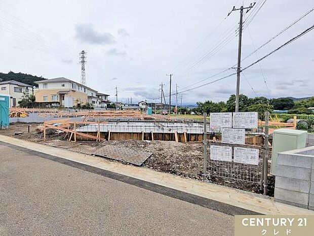 現在基礎の状態です。地盤調査を行った後に、家の面積と同じ大きさの基礎を作ることでしっかりと家を支えます。