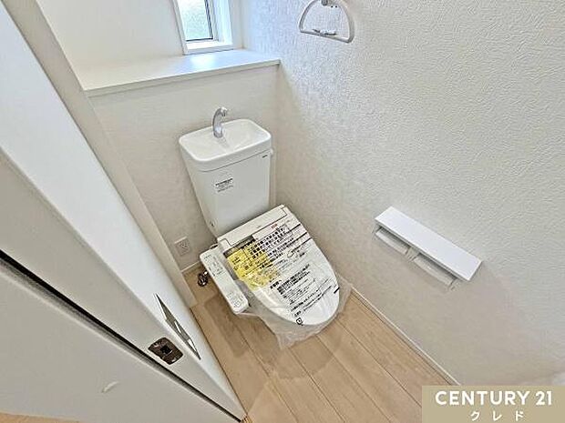 窓から自然光が入り、明るく爽やかな印象のトイレです。温水洗浄便座付きで毎日快適。お手入れもしやすく、清潔な状態を保ちやすいのも魅力です。