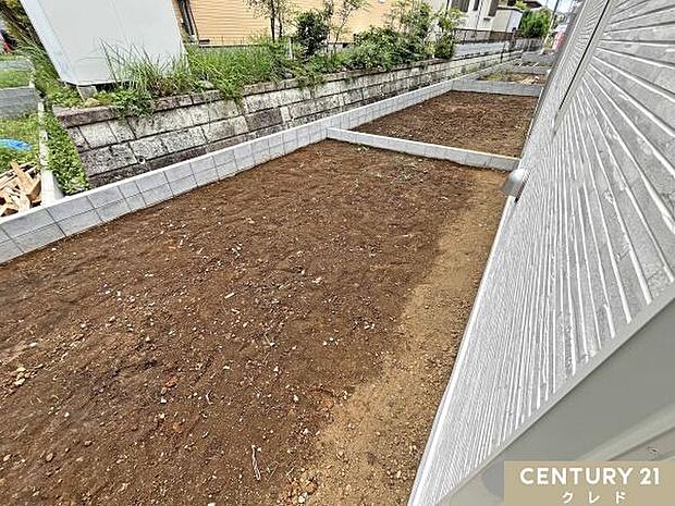 広々としたお庭では、家族や友人とバーベキューを楽しんだり、ガーデニングや家庭菜園に挑戦したりと、暮らしの楽しみが広がります。四季の移ろいを身近に感じながら、のびのび過ごせる住まいです。