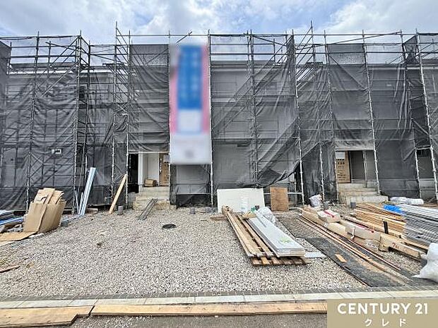 雨風から建物を守る屋根や外壁の施工を行います。外壁の施工や塗装を行った後、建物の外観を仕上げます。