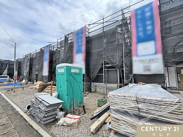 日高市中鹿山の全10棟の分譲地、ただいまシートに包まれた状態です。内部では防水シートや外壁が取り付けられています。