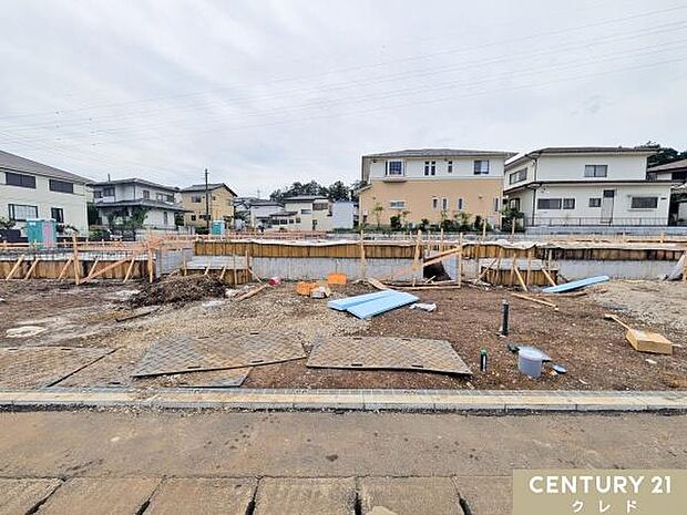 現在基礎の状態です。地盤調査を行った後に、家の面積と同じ大きさの基礎を作ることでしっかりと家を支えます。
