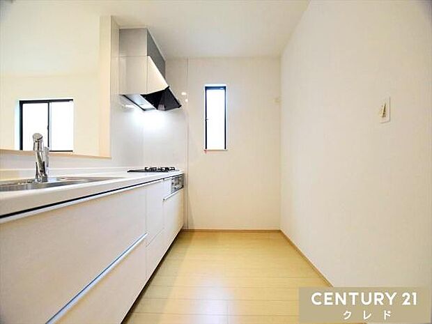 収納豊富なシステムキッチンは動線にゆとりを作り、住空間を広く確保。キッチンツールなどもすっきりと収納することができ毎日のお料理やお掃除も快適に行うことができます。