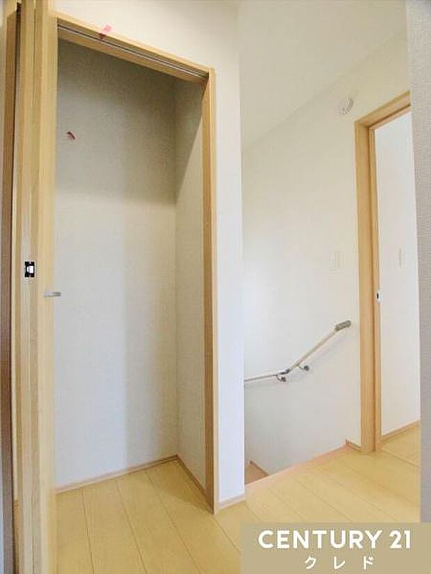 【廊下収納】日常使いの小物から掃除用具、季節物の家電まで幅広い用途の物を収納できます。廊下収納をうまく活用することで、住まい全体の整理がしやすくなり、快適な暮らしにつながります。