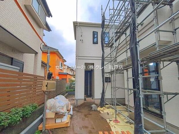 道路から奥まった旗竿地のため、人目が気になりにくく静かで落ち着いた住環境です。駐車場は全棟2台分確保。来客時はもちろん、将来お子様が免許取得時に便利ですね。
