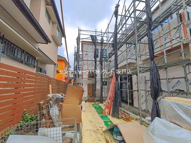 道路から奥まった旗竿地のため、人目が気になりにくく静かで落ち着いた住環境です。駐車場は全棟2台分確保。来客時はもちろん、将来お子様が免許取得時に便利ですね。