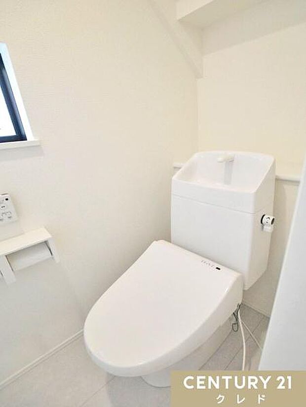 窓から自然光が入り、明るく爽やかな印象のトイレです。温水洗浄便座付きで毎日快適。お手入れもしやすく、清潔な状態を保ちやすいのも魅力です。