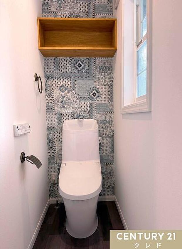 窓から自然光が入り、明るく爽やかな印象のトイレです。温水洗浄便座付きで毎日快適。お手入れもしやすく、清潔な状態を保ちやすいのも魅力です。