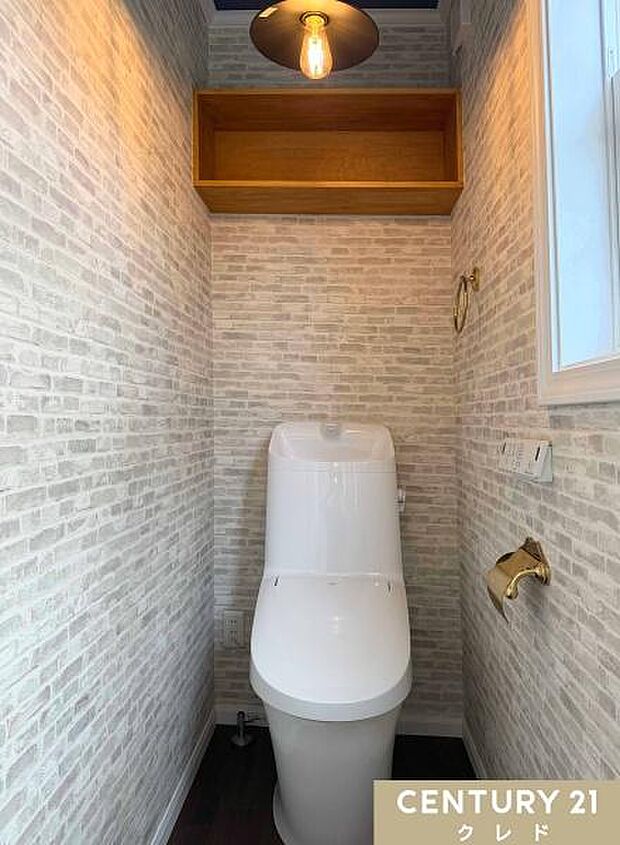 レンガ調のクロスや真鍮風のゴールドパーツなど、インテリアにこだわったお洒落なトイレ。1・2階のにトイレがあるので、朝の忙しい時間も順番待ちの心配がなく、万が一のトラブル時も安心です。