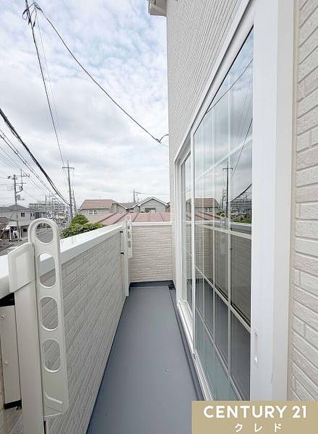 2階LDKから出入り可能な南西バルコニー。晴れた日には青空が広がり、お部屋の中まで明るい光を届けてくれる心地よい空間です。