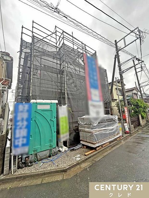 上棟し、シートが施工されました。建物の全体像が見えてきました。完成に向けて着々と建築が進んでいます。