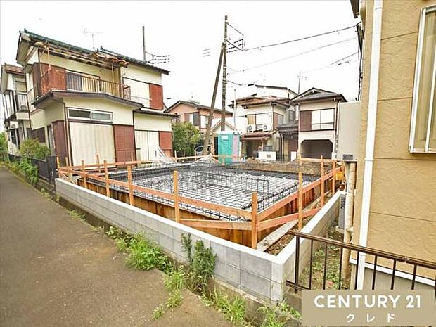 9月中旬完成予定!大切な住まいの土台となる部分です。基礎鉄筋を張り、強度を強めたベタ基礎の耐圧盤を施工。