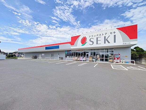 ドラッグストアセキ高麗川店まで500m
