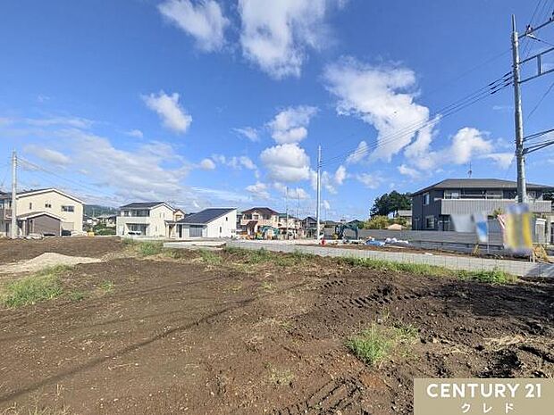JR川越線・JR八高線「高麗川」駅から徒歩10分。ヤオコー高麗川店やドラッグストアまで徒歩10分で迎えます。