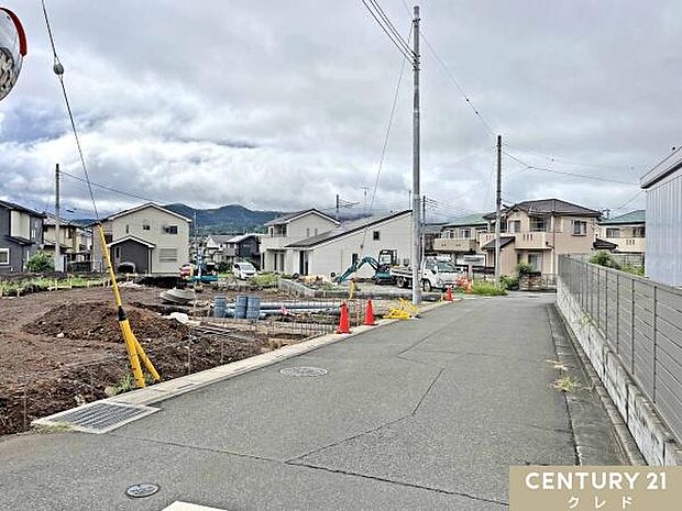 JR川越線・JR八高線「高麗川」駅から徒歩10分。ヤオコー高麗川店やドラッグストアまで徒歩10分で迎えます。