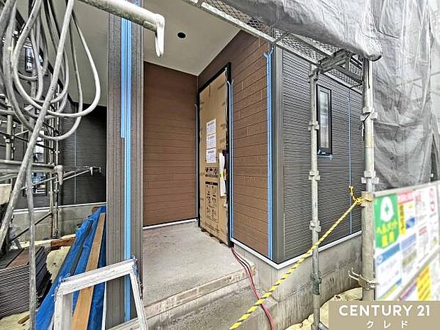 外壁工事が着々と進み、住まいの外観が少しずつ形になってきました。完成に向けて、工事が順調に進んでいます。