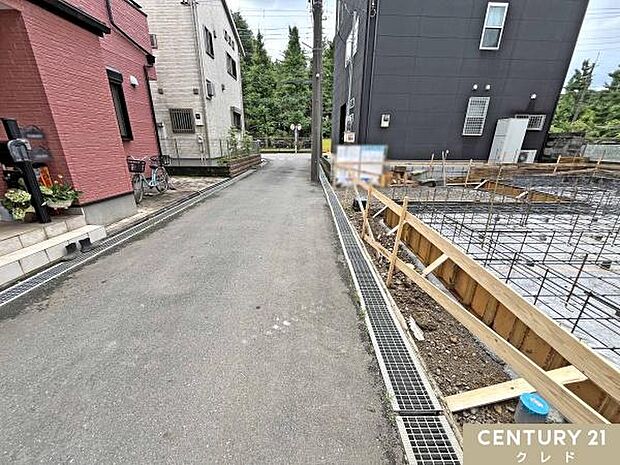 名細小学校まで徒歩12分。お子様も無理なく通える安心の距離感で、子育て世帯にうれしいロケーション。朝ゆったりと余裕を持った時間を確保できるのも嬉しいですね。