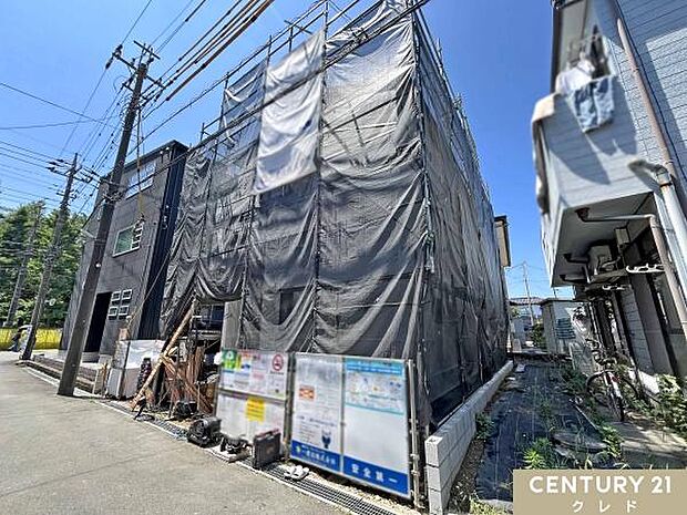 3面採光で明るく開放的なLDK18帖。対面式キッチンを採用したワンフロアタイプで、家族との会話を楽しみながら快適に過ごせます。
