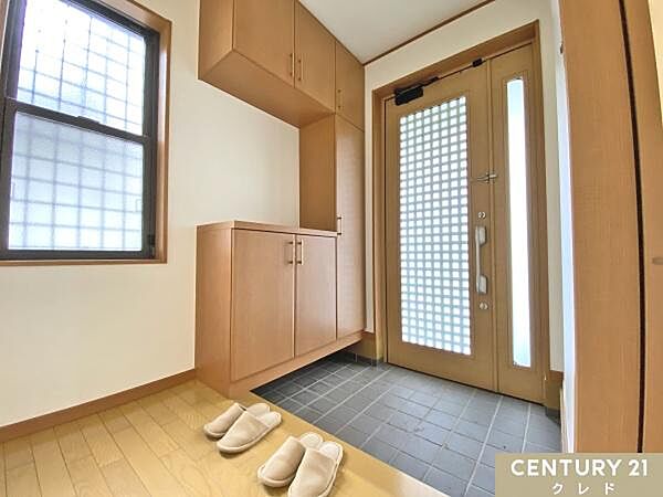 高さのある収納は家族の人数分の靴もたっぷりと収納できます。すっきりと片付いた玄関では家族が並んで靴を履き、出かけることができます。