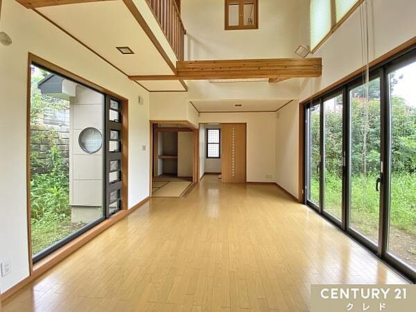 【LDK】2方向からの自然光が室内を明るく照らします。左右の窓からは緑豊かな庭が広がり、自然との一体感を感じられます。