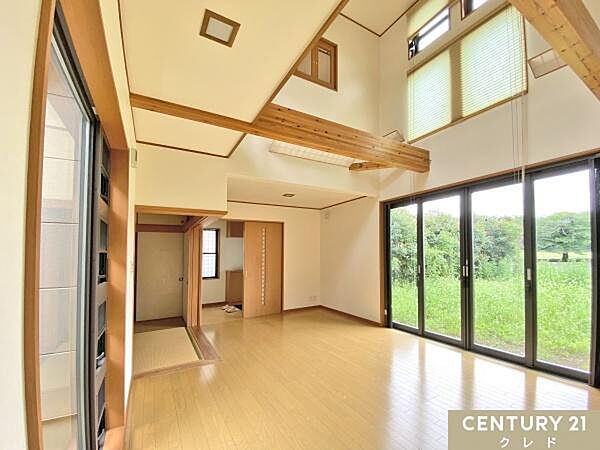 【LDK】リビングに面して和室があるため、客間や寝室、子育てスペースとして多用途に活用できます。和を取り入れた家具も映える空間です。