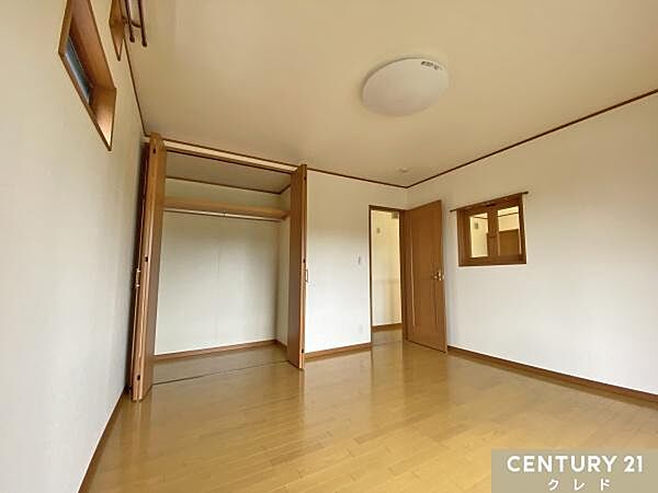【西側洋室】明るい陽光が差し込む大きな窓が採光・通風を確保し、一日の疲れをリセットできる快適な空間。大容量クローゼット付きで、お二人分の衣類もすっきり収納できます。