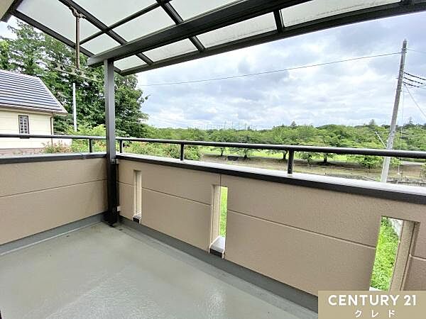 急な雨にも安心のインナーバルコニーを配したお住まい。洗濯はもちろん、ガーデニングやセカンドリビングなど多彩に活用でき、いつもの日常とは違った空間を楽しむこともできます。