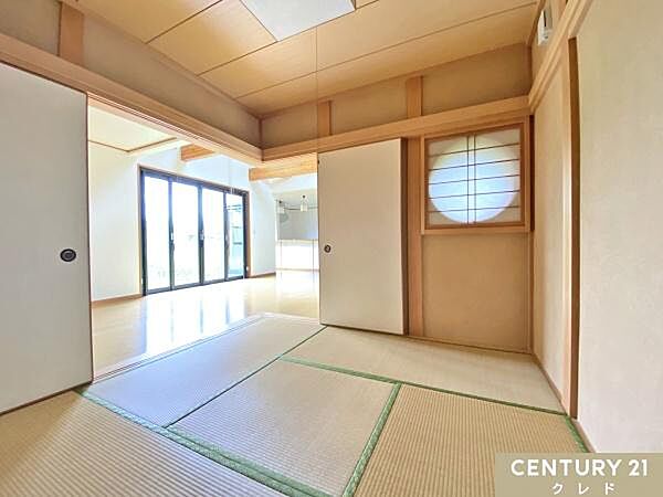 【和室】丸窓のある個性的な和室はリビングとシームレスに繋がります。本格的な和の空間をフレキシブルな間取りとしても使用することが可能です。