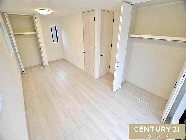 【フレキシブルルーム】ライフスタイルに合わせて間仕切り可能な設計。10帖超のお部屋は独立した個室や主寝室として広々と使うこともできます。