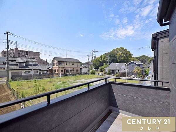 広々とした青空を眺めることができます。前面に高い建物が少なく、開放感のある眺めが日々の暮らしに心地よさをプラスしてくれます。