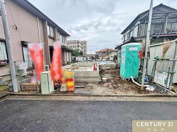 現在基礎の状態です。地盤調査を行った後に、家の面積と同じ大きさの基礎を作ることでしっかりと家を支えます。