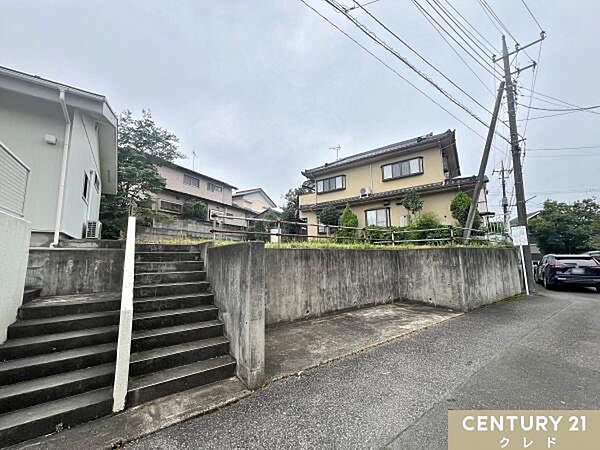 高さのある土地は陽当・通風良好で快適な室内を実現することが可能。プライバシーも守りやすいメリットがあります。