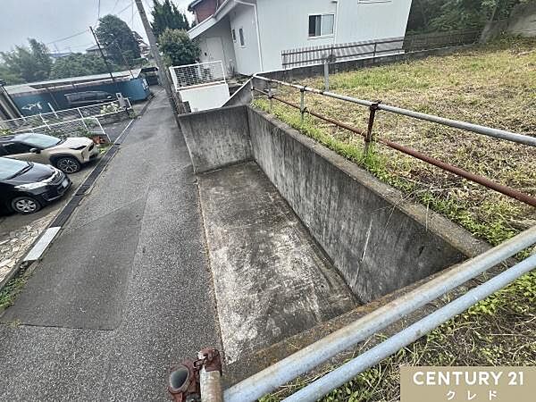 駐車場・駐輪場としても使えるスペースがあります。停められる車種や土地についての質問などお気軽にお問い合わせください。