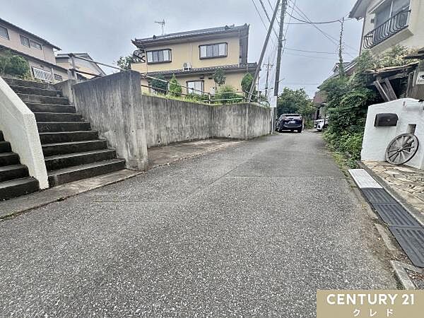 大東東小学校徒歩17分、野田中学校徒歩10分とお子様の居るご家族も安心の距離。入学などを見据えたゆとりある住まい造りにもおすすめです。