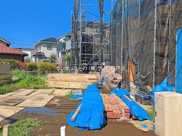 道路から一歩奥まった旗竿地で、玄関を出てすぐに道路がないため、小さなお子さまのいるご家庭にも配慮された住環境です。